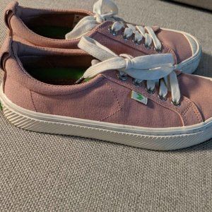 Cariuma sneakers size 5 women